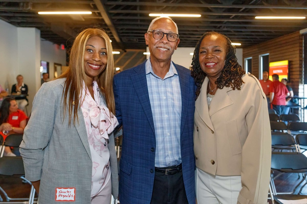 CULempowering's tweet image. Last night, we brought businesses under one roof, focusing on increasing diversity in our workforce for the @columbusairport Terminal Expansion Project. Partnering with @HenselPhelps and @Elford_Inc we hosted the second in our series of groundbreaking events. #DiverseWorkforce