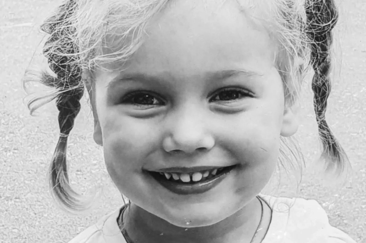 Сегодня в Севастополе простились с двухлетней малышкой Лизой Кирнос, убитой американской ракетой ATACMS с кассетной боевой частью на пляже в воскресенье.