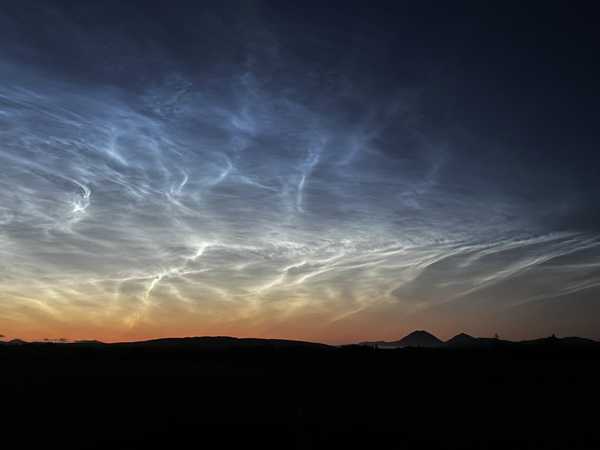 NatureNorthEast's tweet image. Some eerily beautiful #NOCTILUCENT clouds I was enjoying over Islay last night, whilst out on a Corncrake survey.

No Corncrakes on my route but I did manage to locate a singing female Water Rail, several Barn Owls, and more exciting, a vocal Long-eared Owl. 

#IsleofIslay