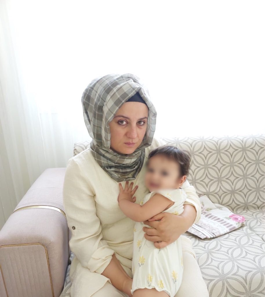 Kadinn_Sesi's tweet photo. AİHM'in aylar önce suç kapsamından çıkardığı Bank Asyaya para yatırma eylemi Ayşe Ercengiz'in adeta hayatını kararttı. Anne sütü alan 20 aylık bebeğiyle Tarsus Cezaevine giren masum kadının 10 ve 13 yaşında iki çocuğu daha var. 
 Ercengiz, 7 aylık prematüre doğmuş ve tedavisi devam eden bebeğiyle cezaevinde kalamaz! Zaten suçu da yok, lütfen bu hukuksuzluktan dönülsün! 

PrematüreBebek NiyeHapiste
@NataliAVAZYAN 
@CaneHozan
#KadınınSesi