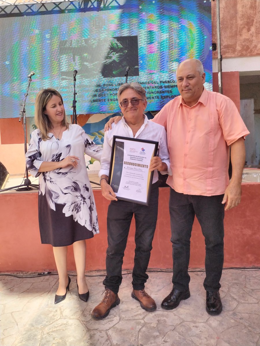 Imágenes del relanzamiento del Programa Nacional por la Lectura en la Escuela Primaria Comandante Pinares del Consejo Popular Campo Florido en el municipio Habana del Este.

#LeerEsCrecer #CubaEsCultura