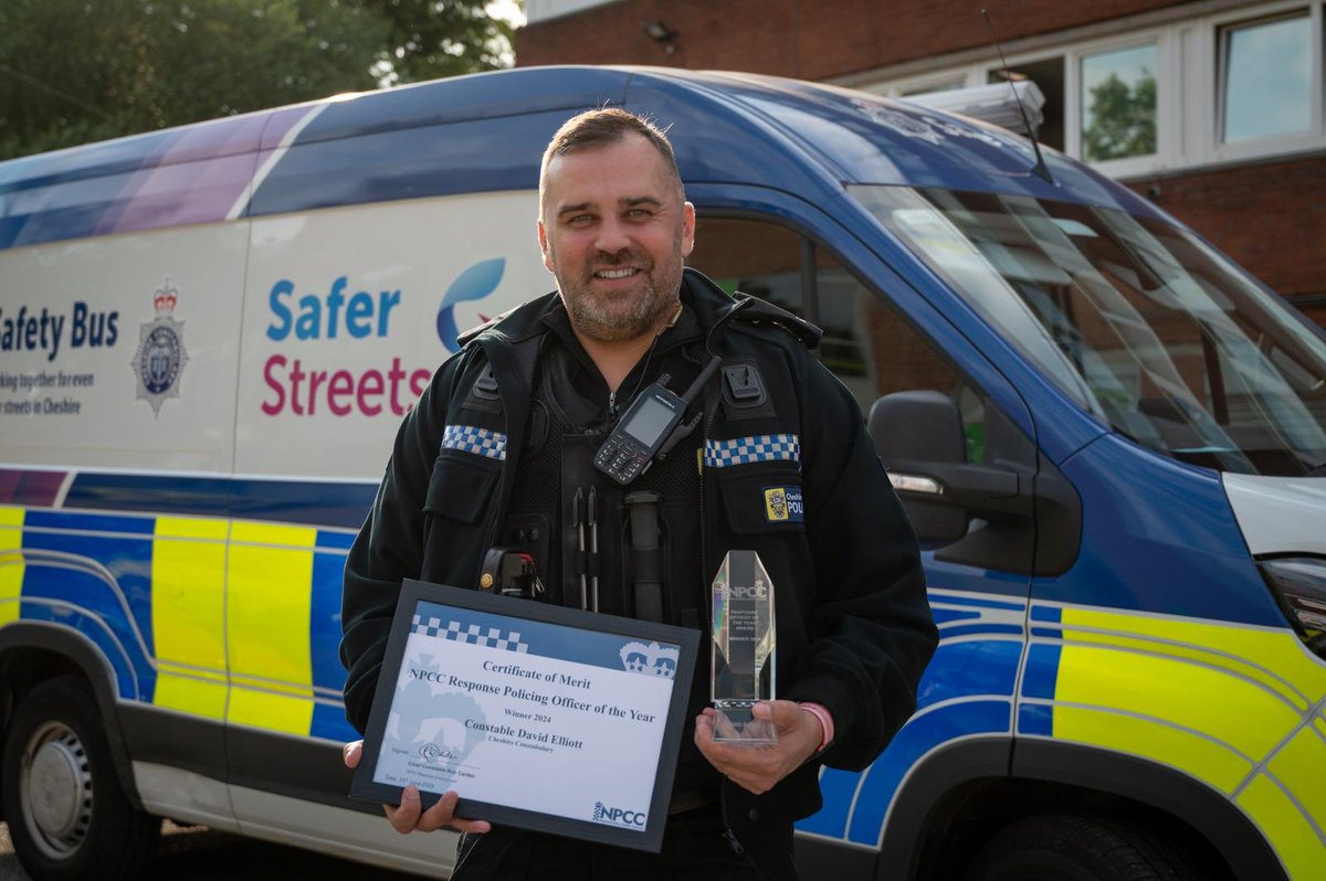 merpolchiefcon's tweet image. Huge congratulations to PC Dave Elliott @cheshirepolice @CheshirePCC winner of this year’s Response Police Officer of the Year Award #ResponsePolicing. An outstanding officer who has served the public in Cheshire  for over 18 years (1200 arrests since 2010 and much more) 👏