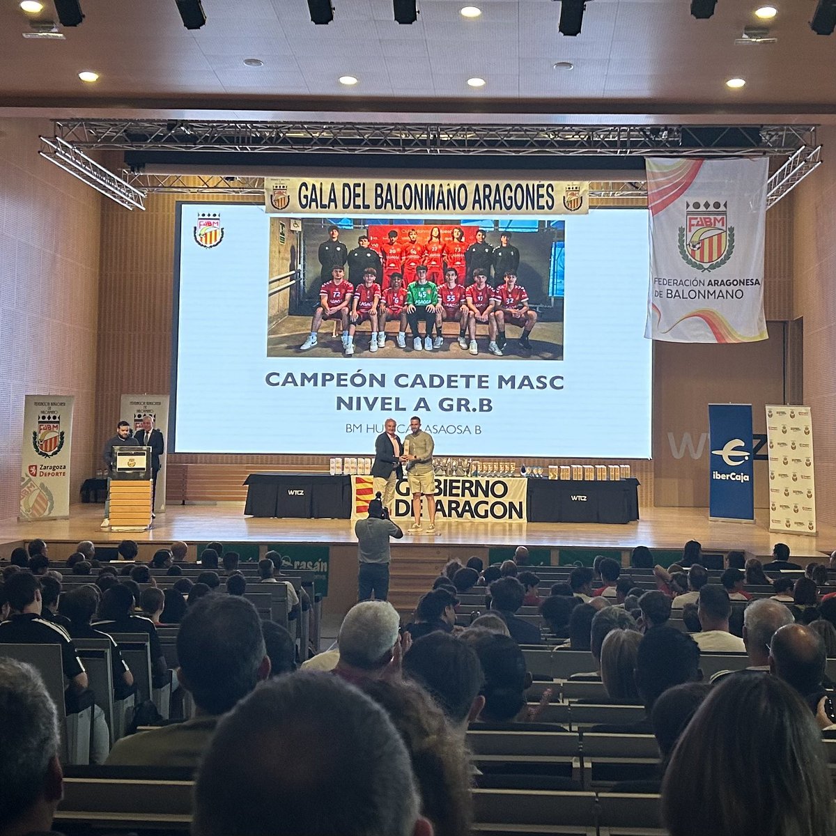 BmHuesca's tweet photo. ๐ Celebrada la gala de la @FARBM_COM donde han sido galardonados los siguientes equipos, jugadores y entrenadores del Club.
#ClubBalonmanoHuesca #FHD #Cantera #FARBM #LasaosaSorigue #Balonmamo #Handball https://t.co/iU78gvmx5J