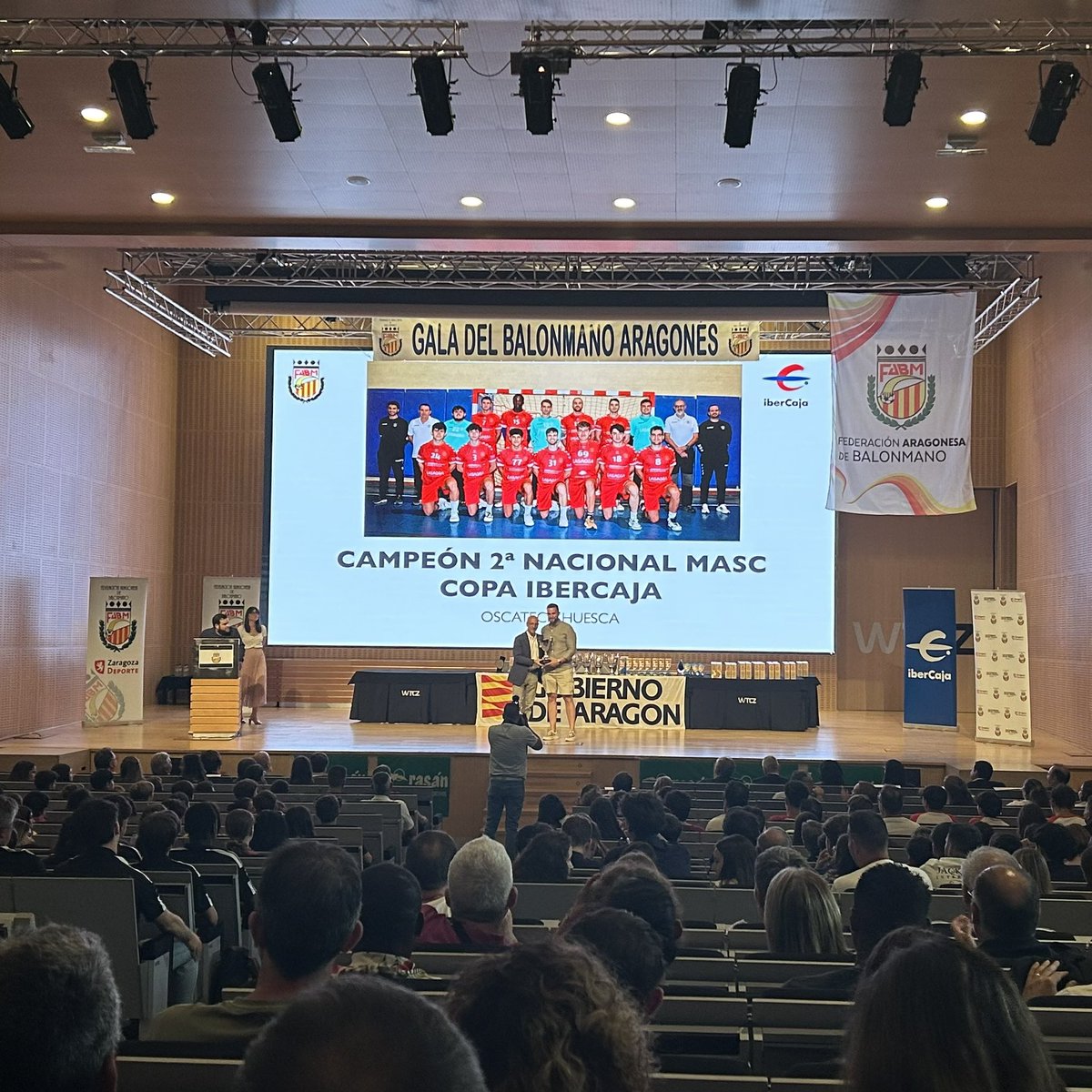 BmHuesca's tweet photo. ๐ Celebrada la gala de la @FARBM_COM donde han sido galardonados los siguientes equipos, jugadores y entrenadores del Club.
#ClubBalonmanoHuesca #FHD #Cantera #FARBM #LasaosaSorigue #Balonmamo #Handball https://t.co/iU78gvmx5J