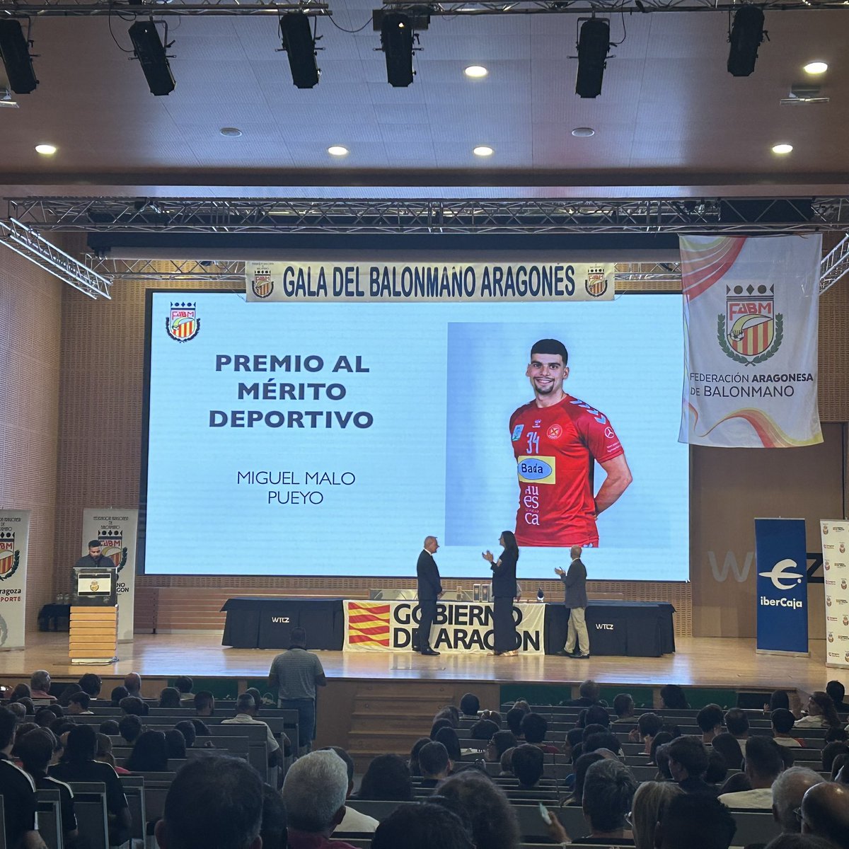 BmHuesca's tweet photo. ๐ Celebrada la gala de la @FARBM_COM donde han sido galardonados los siguientes equipos, jugadores y entrenadores del Club.
#ClubBalonmanoHuesca #FHD #Cantera #FARBM #LasaosaSorigue #Balonmamo #Handball https://t.co/iU78gvmx5J