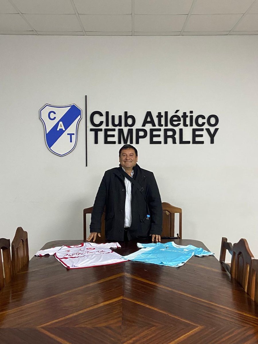 TemperleyRRPP's tweet photo. En el día de ayer recibímos la visita de dirigentes de Temperley, Perú quienes eligieron nuestro nombre para darle vida a su club. Los mismos conocieron nuestras instalaciones, dialogamos sobre el presente de las instituciones e intercambiamos camisetas

#LaFamiliaMásGrandeDelSur https://t.co/tqtP6kGHPE