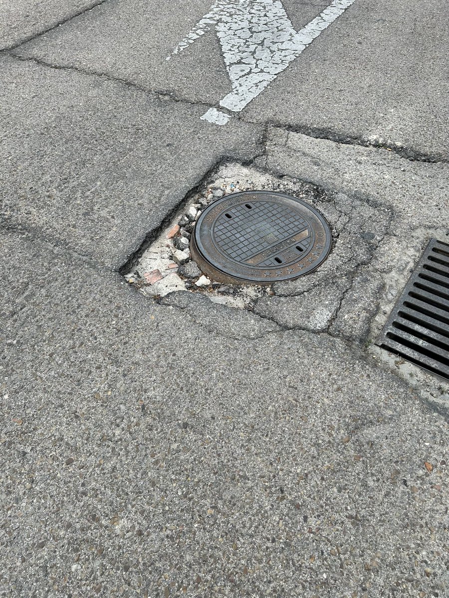 _Bignach_'s tweet photo. Buenas tarde @AytoAlcorcon ,este socavón está en la calle Camilo J.Cela, hay riesgo de pinchazos y/o caída de motoristas y ciclistas, además la tapa se mueve y hace mucho ruido siendo molesto para los vecinos, sería posible su reparación ? GRACIAS https://t.co/kOFJgQnoUP