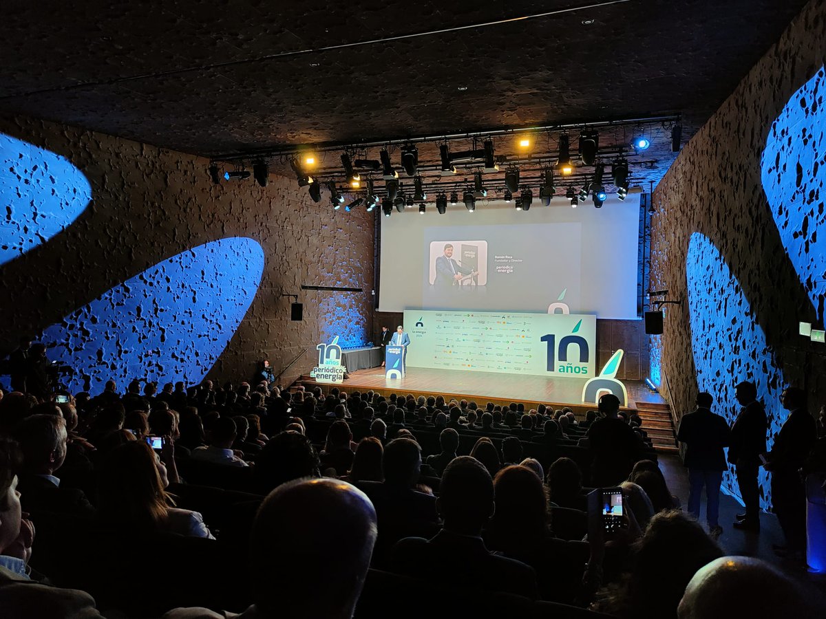 Enhorabuena, <a href="/rrocasalamero/">Ramón Roca</a>, por este llenazo del sector en La Noche de la Energía. Y sobre todo, por esos 10 años de <a href="/Per_Energia/">El Periódico de la Energía</a>!!! #PremiosEnergia24