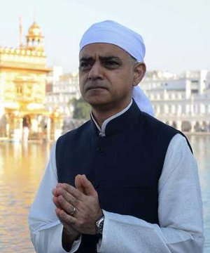 PaulSmi78490476's tweet photo. The Islamist Mayor of London Sadiq Khan has now banned our Black Cab drivers from flying our flag of St George๐ด๓ ง๓ ข๓ ฅ๓ ฎ๓ ง๓ ฟ in London our capital City๐ด๓ ง๓ ข๓ ฅ๓ ฎ๓ ง๓ ฟ and he has said he is looking forward to working closely with Keir Starmer.
You do the sums. #LABOURSLOSING #labourmanifesto https://t.co/lReK5y3KXl
