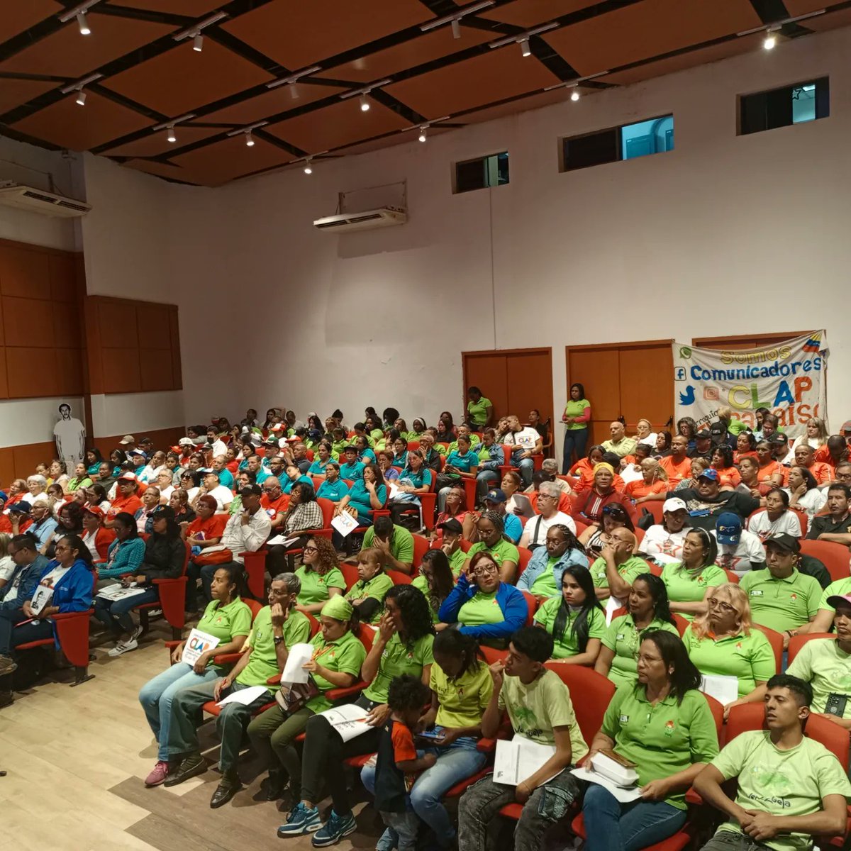 csunagrox's tweet photo. #Enfotos📷 Desde las instalaciones del INN en Caracas, el Estado Mayor de  Alimentación participó en la novena jornada del "Plan de Formación y Concientización dirigido a Líderes y Líderesas de los CLAP", con el fin generar conciencia para la victoria.
#ClapConscienciaYVictoria https://t.co/njGQH33TX1