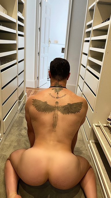 2 pic. Just in my closet waiting for a big cock in Madrid ! Somebody to colab? 
https://t.co/Zl0tzklyv4