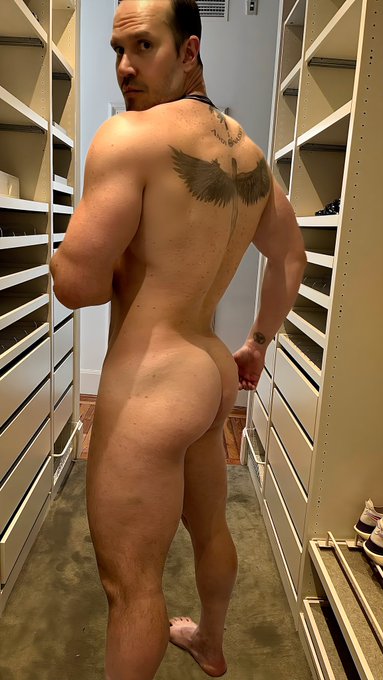 4 pic. Just in my closet waiting for a big cock in Madrid ! Somebody to colab? 
https://t.co/Zl0tzklyv4