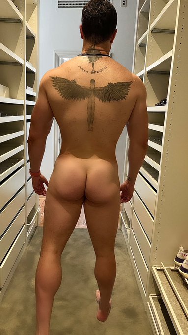 3 pic. Just in my closet waiting for a big cock in Madrid ! Somebody to colab? 
https://t.co/Zl0tzklyv4