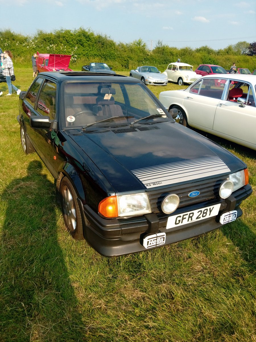 TheSuperpigeon's tweet photo. British summertime. Sun out cars out. Some lovely 80s FILTH at Le Griffin tonight. #80s #CarMeet #GriffinsHead #Papplewick #RS #Cosworth https://t.co/jjOZhlejuX