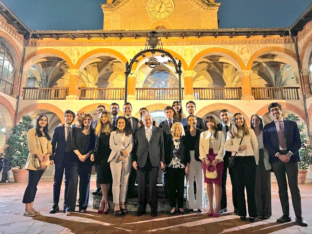 RColegioEspana's tweet photo. Collegiali con Paolo Mengozzi. Fondatore del Dottorato di ricerca in Diritto delle Comunità europee istituito dalle Università di Bologna, Ferrara, Modena, Padova e Parma.
Honoris causa @uc3m
Avvocato generale alla Corte di giustizia dell'Unione europea,  2006-2018. https://t.co/M28vl4U1mD