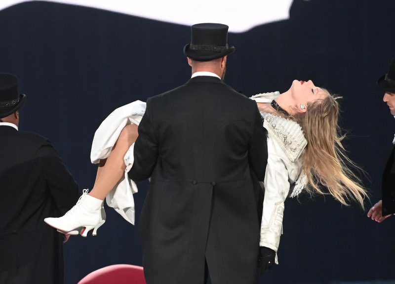 taylornation13's tweet image. Our emotional support pop star carrying us through life like 🤗🤍 

📸:  Dave Hogan