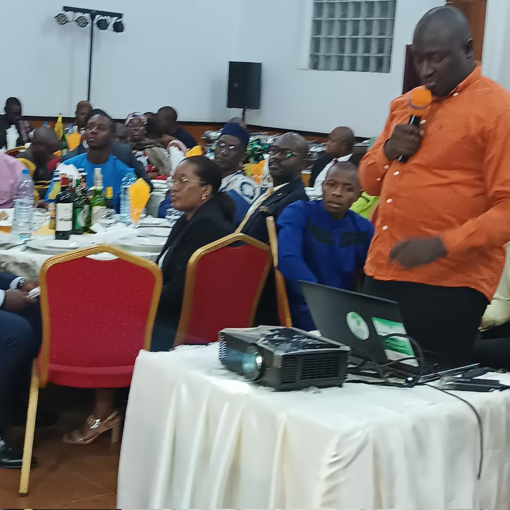 elsanjiale's tweet photo. #OpenGovLoc
Bernard Dzou, responsable de la communication de la Commune de Mbankomo présente sa feuille de route. La commune dispose d'un site internet et d'une équipe qui malheureusement ne maîtrise la gestion des outils digitaux.
#Lagdo
#Mbankomo.
#princnac #civictec https://t.co/qnomWr0CRs