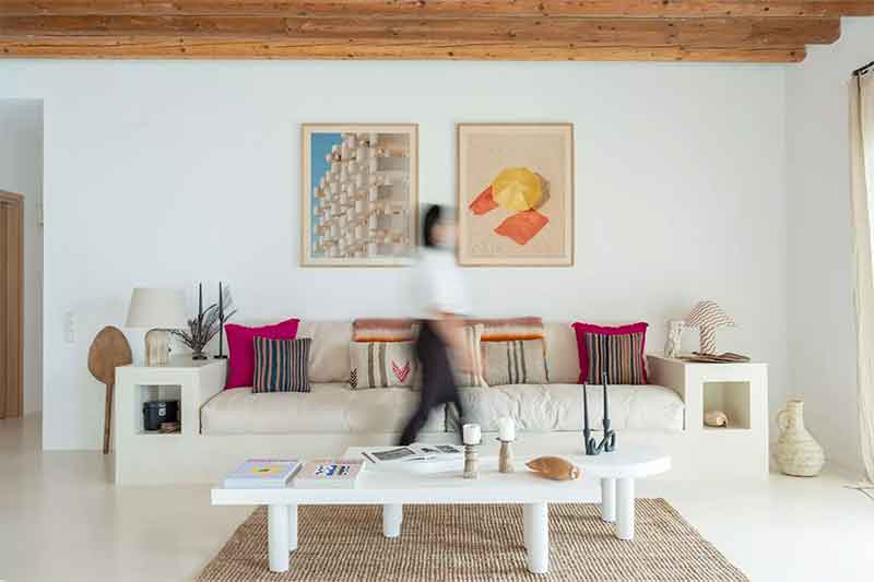 VILLA AVLAKI, UNE MAISON D’ÉTÉ À SIFNOS DESIGN
bit.ly/3VJay8I
Pour commencer cette nouvelle saison d’été, je vous propose de découvrir cette incroyable résidence en mode « vacances dans les Cyclades » : moderne, design, chic et décontractée, et méditerranéenne.