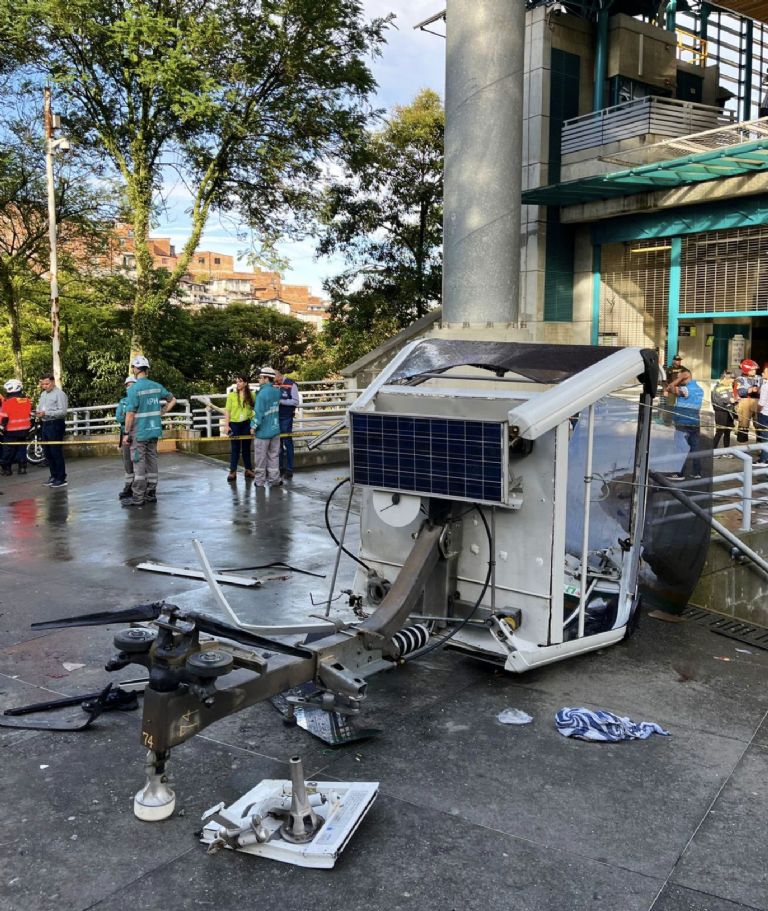 Reporte_Indigo's tweet photo. 🚠 Cae cabina de Metrocable y muere una persona; 90 pasajeros más quedaron suspendidos en el aire. https://t.co/G96vYnVUwi