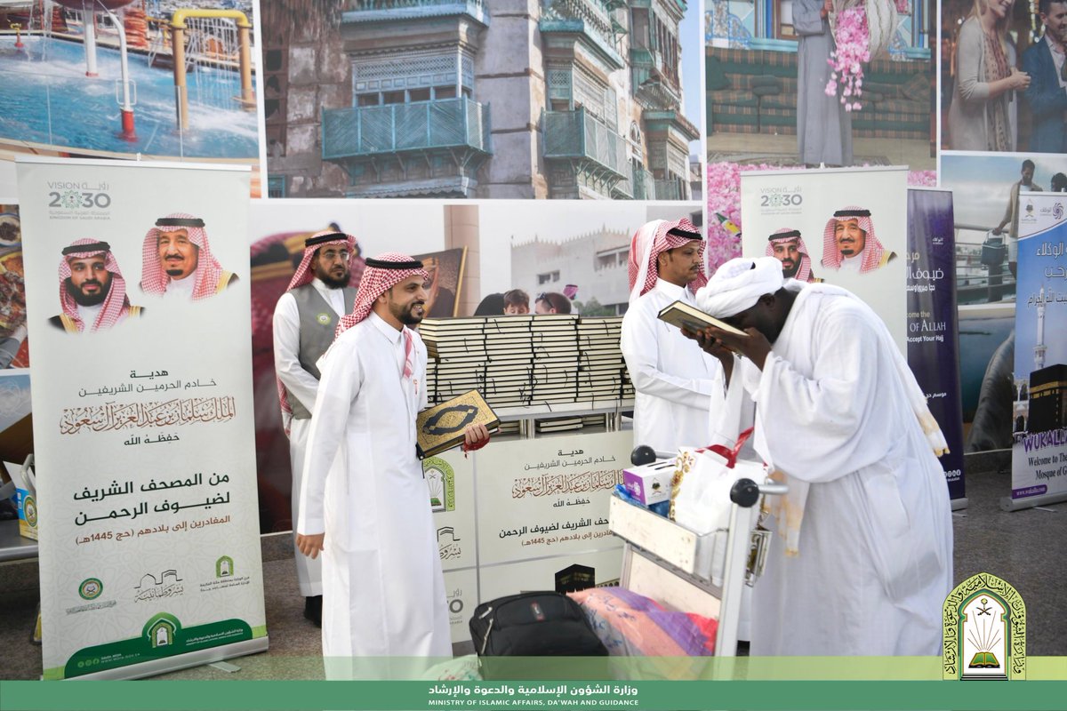 Saudi_Moia's tweet photo. تواصل #وزارة_الشؤون_الإسلامية والدعوة والإرشاد، ممثلة بفرعها في #منطقة_مكة_المكرمة، توزيع هدية #خادم_الحرمين_الشريفين على الحجاج المغادرين عبر ميناء جدة الإسلامي. 
وأشارت الوزارة إلى أنه تم توزيع  2400 نسخة من المصحف الشريف وترجمة معانيه على حجاج جمهورية السودان المغادرين عبر الميناء.

#يسر_وطمأنينة 
#الشؤون_الإسلامية_حج1445