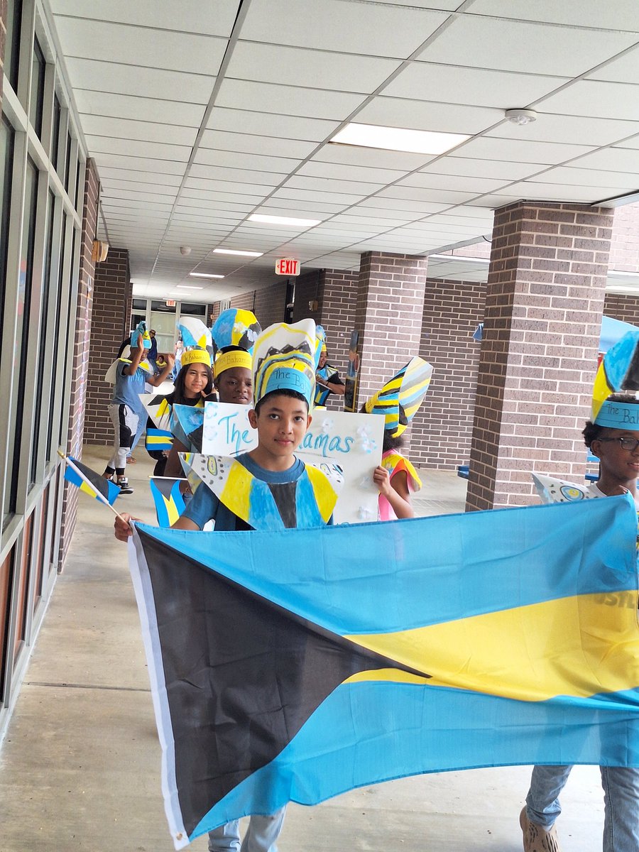 CalvertLmc's tweet photo. End of Summer camp cultural parade was popping.part 1
#campcalvert
#chooseyourdestination https://t.co/7OhH0xCUW3