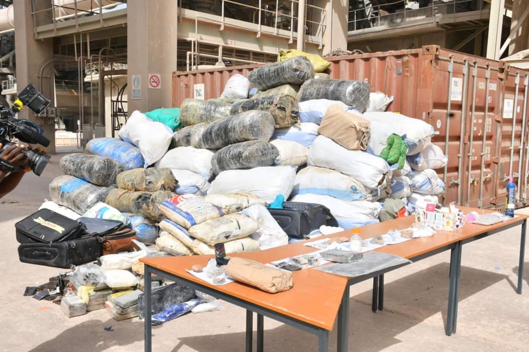 asp_senegal's tweet photo. Le DG de l'ASP @SeydinaOTOure a pris part au lancement de la 37eme édition de la semaine nationale de sensibilisation et de mobilisation contre les drogues sous l'égide du CILD. La cérémonie d'incinération de drogues saisies par les FDS a eu lieu à Rufisque
#Consciencecitoyenne https://t.co/LkhIySoQaL