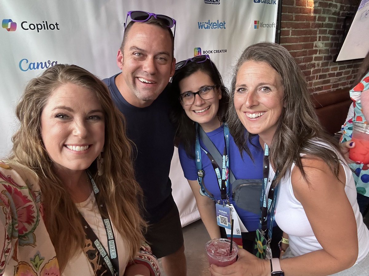 jennasaurustech's tweet photo. So thankful for this amazing group of people!! Loved getting to see my @MicrosoftFlip family in Denver! #edtechmixer https://t.co/tkv7xz20BF