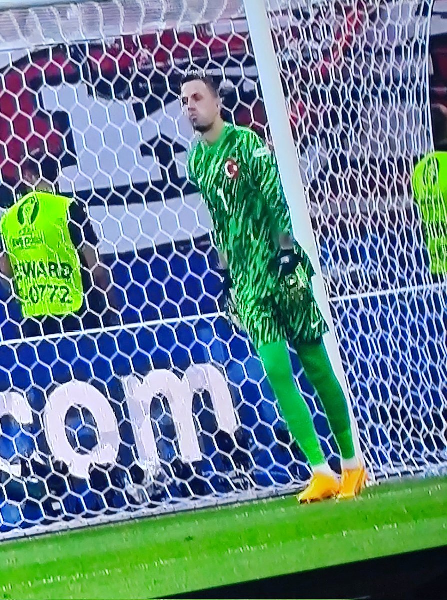 Samet görsün diye alacalı bulacalı forma tercih etmişler shabxbdhd