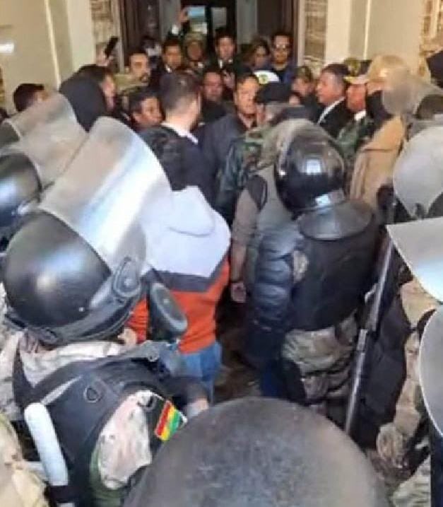 Que Valentía la del presidente de Bolivia Luis Arce, salir y pararse en frente del General Zúñiga para ordenarle que retire los efectivos que pretenden dar golpe de Estado en Bolivia. Está foto será icónica por años. <a href="/LuchoXBolivia/">Luis Alberto Arce Catacora (Lucho Arce)</a>