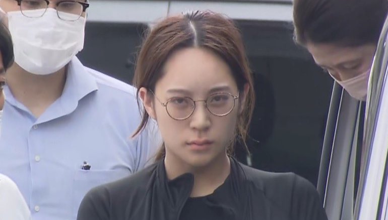 こいつが美人だとか言ってるやついるけど、児童を暴行するようなやつに美人もブスもないんだよ。こいつが万引き犯とかなら美人な泥棒だねくらい俺も言うけど、ちいさい子供を暴行するやつは駄目。重度のワキガになれ。