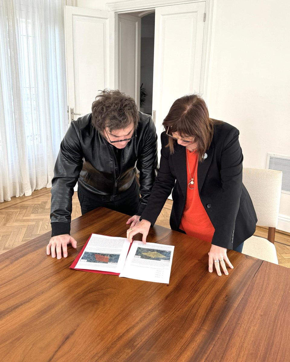 PatoBullrich's tweet photo. Me reuní con el Presidente @JMilei para brindarle un estado de situación detallado sobre el trabajo que estamos llevando adelante en la búsqueda de Loan. Durante la reunión, expuse todas las acciones que hemos tomado hasta el momento, destacando el esfuerzo incansable de nuestro equipo y de todas las personas involucradas.

Estamos utilizando todos los recursos disponibles para encontrar a Loan. Los culpables van a pagar por esto tras las rejas.