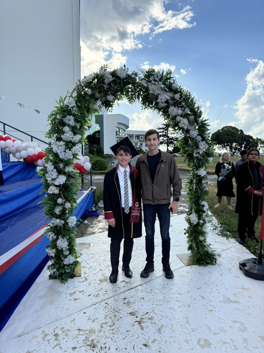 Tıp Fakültesi Mezuniyet törenine katılarak genç doktorlarımızın heyecanına ortak olduk. Dereceye giren öğrenciye plaket takdim ettik. Meslek hayatınızda hep isabetli teşhisler yapmanız dileği ile yolunuz açık olsun.
