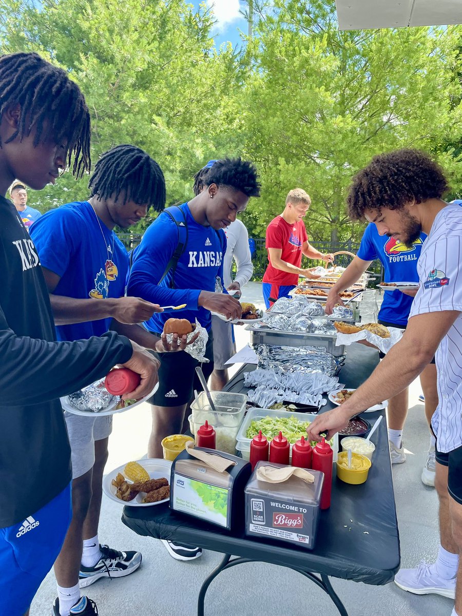 _kkatieoconnor's tweet photo. Dodgeball and home run derby for an (early) July 4th cookout. Fueled by @Biggsbbq and @meltboxkc 💪🏼😁#RockChalk #RCJH https://t.co/ugYWvPHc8C