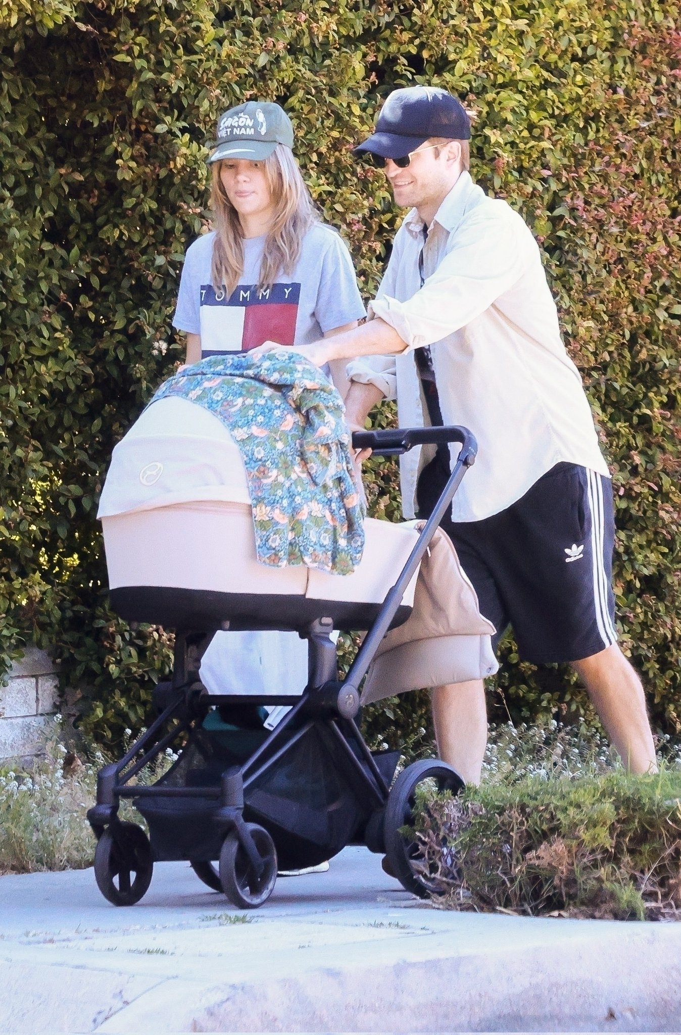 X te Robert Pattinson Photos Fansite Robert Pattinson and Suki Waterhouse on a family walk with their baby in LA today https t fMeELTYF5I X