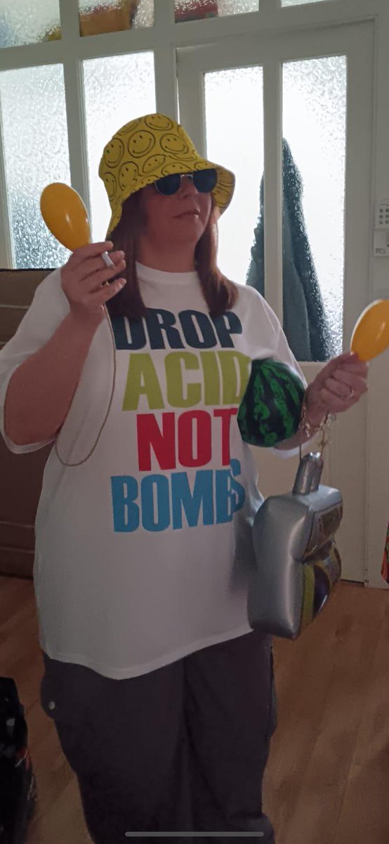 cills77's tweet photo. @Happy_Mondays  recently celebrated my sisters 60th. We had to dress as an artist/festival goer. I went with the one and only #Bez @bez_Beerspotter. Hope I did you proud. https://t.co/BFNCccNPYh