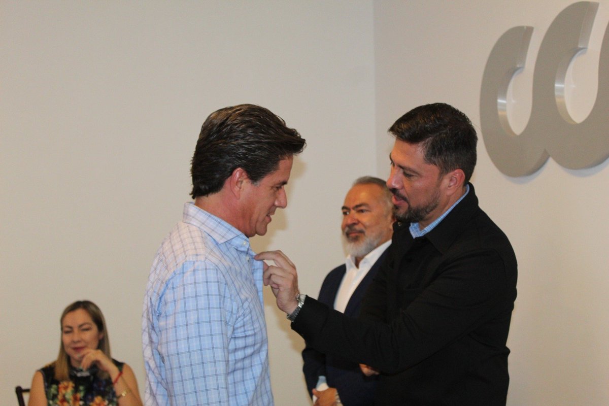 CCEDGOMX's tweet photo. Tras refrendar su llamado a la unidad y trabajar en equipo en el empresariado duranguense, @montelongo_raul dio la bienvenida al #CCE y entregó #PIN representativo al piloto aviador Fernando Favila, nuevo presidente de @OnexpoDurango y reconoció la gestión de Francisco Martínez. https://t.co/lJCmChFiJE