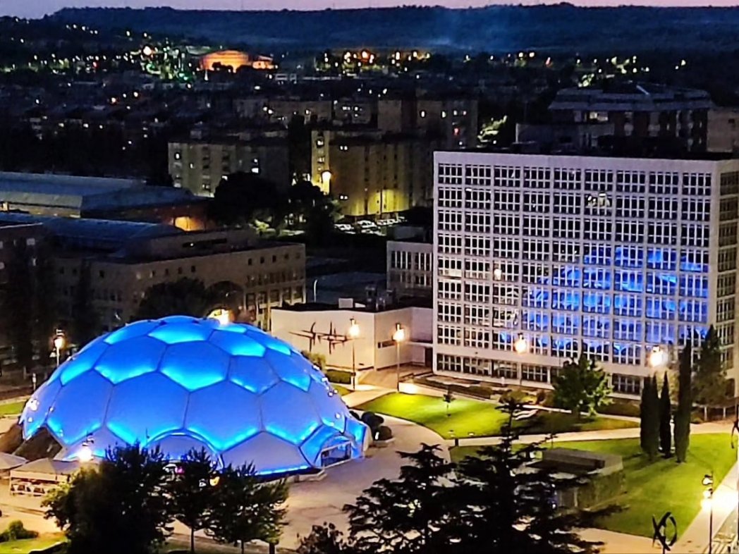 Ayer se alumbró el <a href="/AyuntamientoVLL/">Ayto. de Valladolid</a> y la Cupula del milenio de color azul por la #SemanaMundialDeLaAlergia
Gracias por la colaboración del Ayuntamiento y a todas las personas que acudieron a hacerse una foto para visibilizar la alergia alimentaria.
(+ Imágenes en IG y FB)