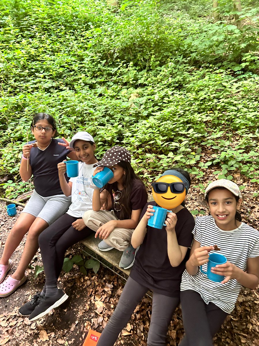 Time for our campfire, marshmallows, hot chocolates and songs. ☕️ 🔥