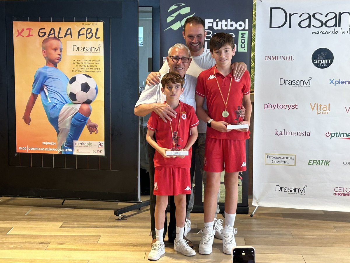 CultuAcademia's tweet photo. 🏆 Esta tarde hemos asistido a la XI Gala de @futbolbaseleon. ¡Gracias por la invitación y enhorabuena a todos los premiados!

#AúpaCultu
#CultuAcademia https://t.co/Jn8G1kl5kU
