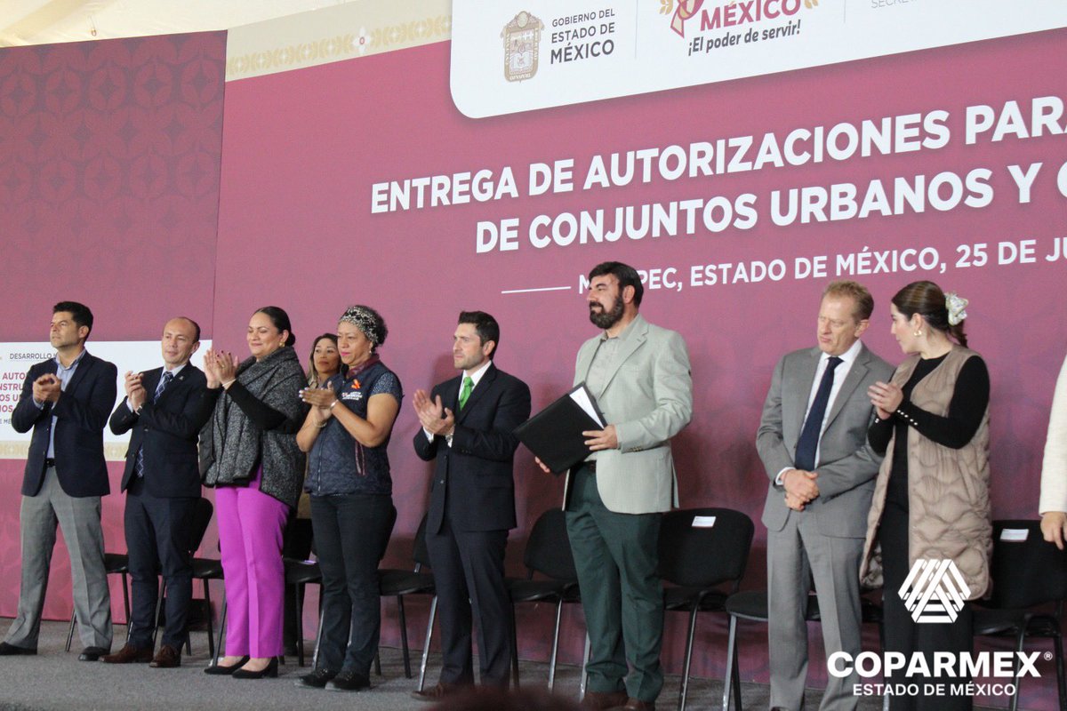 COPARMEX_Edomex's tweet photo. 👷🏼 Para fortalecer el crecimiento de nuestra entidad, se llevó acabo la entrega de las autorizaciones para la construcción de conjuntos urbanos y condominios en el municipio de #Metepec; encabezado por Carlos Maza Lara, titular de @SEDUIEdomex. https://t.co/z8oqYUBjdt