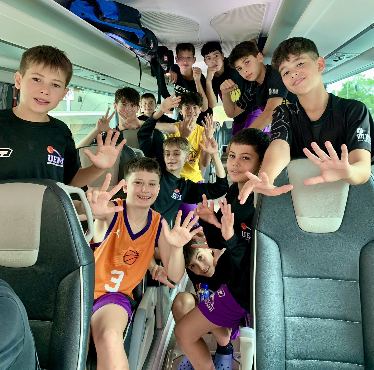 uemataro's tweet photo. 🟡 Som als ✌🏻 𝗤𝗨𝗔𝗥𝗧𝗦 de 𝗙𝗜𝗡𝗔𝗟 del Campionat d’Espanya Mini…

🎯 Ambdós #MiniA del Mataró entre els 8 millors equips d’Espanya!

💛 Fet històric que posa en valor, una vegada més, la feinada de tots i totes!
🔙 Molts dies, moltes hores i un més que merescut premi, però el més important ha sigut gaudir i aprendre el camí!💪🏻

🚀 Demà serà un nou dia i lluitarem fins al final per ser a les SEMIFINALS estatals, però l’orgull per la feina feta és màxim!

🫶🏻 Jugadores, staff, famílies… SOU MOLT GRANS!

⏳ A les 17.30h tindrem els ✌🏻 partits!
#somgrocs💛💜