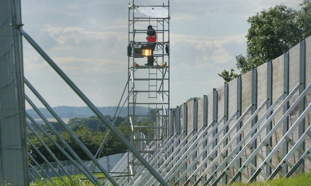 Artemisfornow's tweet photo. GLASTONBURY - The “Refugees welcome” crowd have gathered to virtue seek… they are the ‘good’ people

They have of course surrounded themselves with 8,000 metres of Super Fortress fencing &amp; watch towers.

Because illegal entrants aren’t … erm welcome 🤡 https://t.co/Evl1NRrmRf