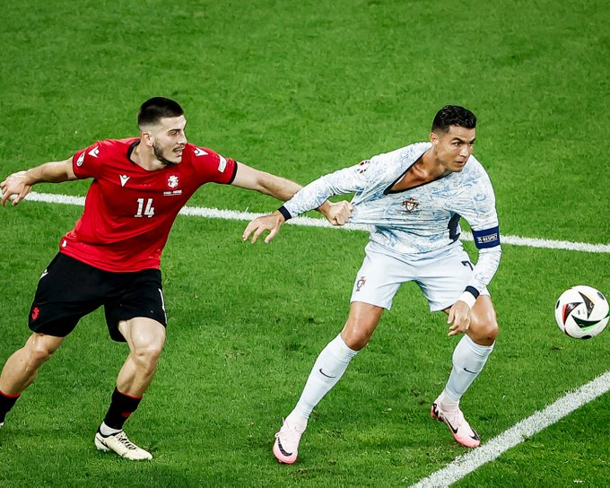 Cr7stianismo_'s tweet photo. Amarilla a Cristiano / Nada.

Y con este sistema se ha convertido Cristiano en el mejor de la historia, eh. https://t.co/GUW8M0m9pS
