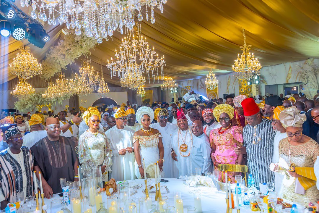 AAdeleke_01's tweet image. #CHIVIDO WEDDING: ADELEKE DYNASTY APPRECIATES WELL WISHERS AND GUESTS

The Adeleke Dynasty of Edeland hereby expressed our heartfelt appreciation to families, friends and associates for gracing the wedding of our son, David Adeleke to Chioma Rowland on Tuesday, June 25th in…