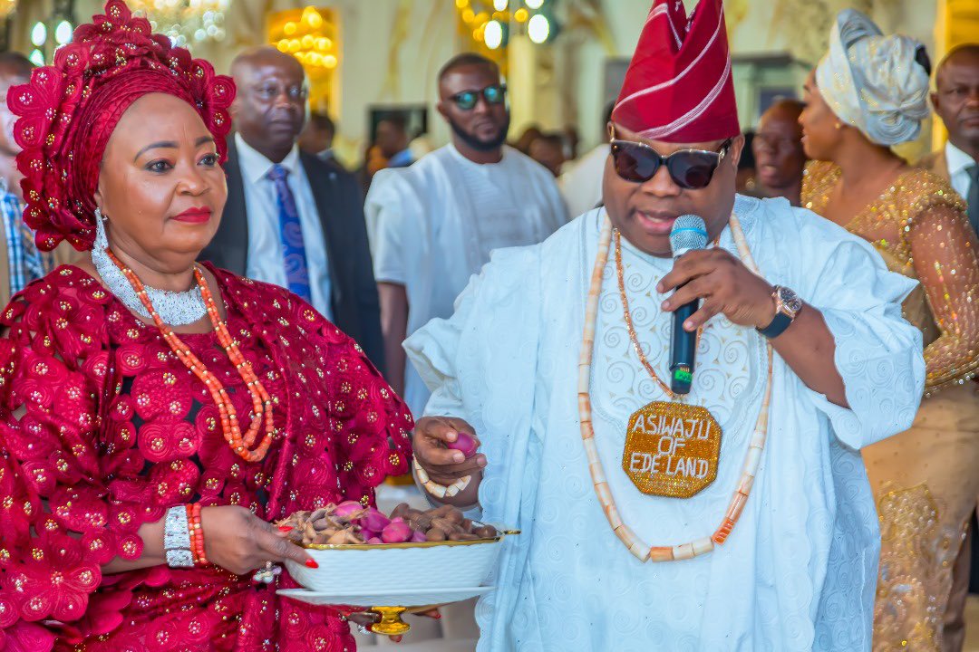 AAdeleke_01's tweet image. #CHIVIDO WEDDING: ADELEKE DYNASTY APPRECIATES WELL WISHERS AND GUESTS

The Adeleke Dynasty of Edeland hereby expressed our heartfelt appreciation to families, friends and associates for gracing the wedding of our son, David Adeleke to Chioma Rowland on Tuesday, June 25th in…