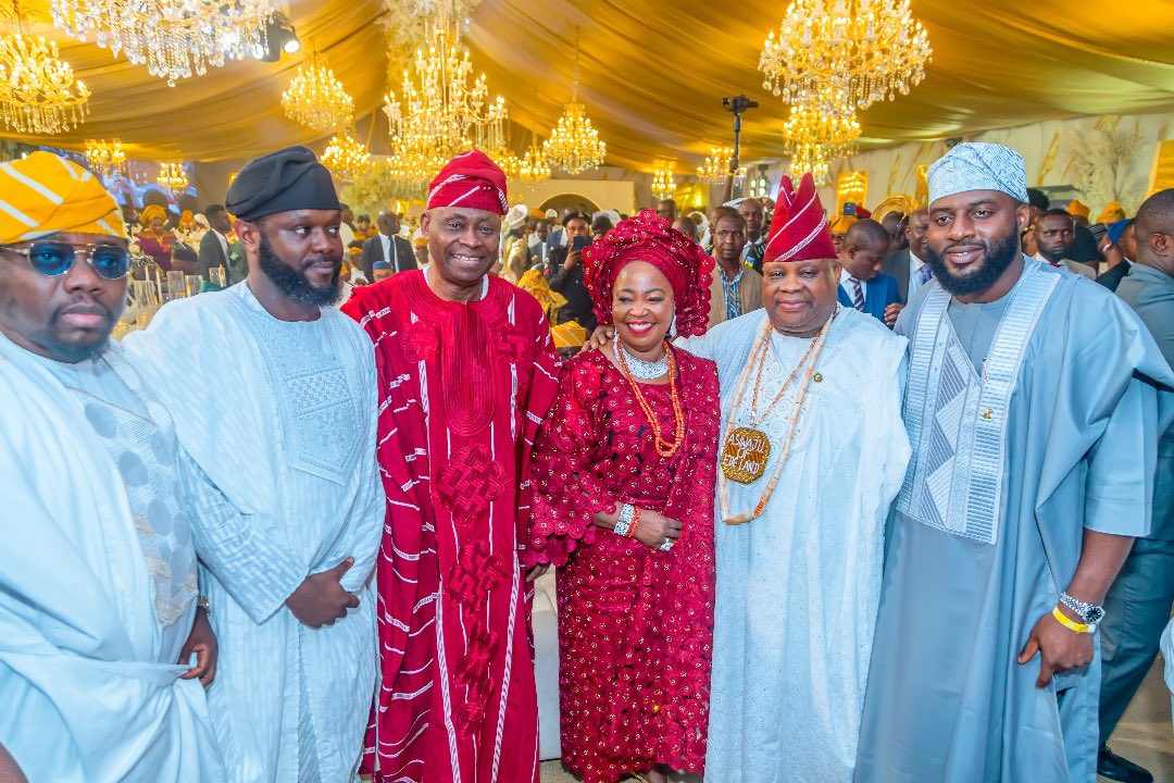 AAdeleke_01's tweet image. #CHIVIDO WEDDING: ADELEKE DYNASTY APPRECIATES WELL WISHERS AND GUESTS

The Adeleke Dynasty of Edeland hereby expressed our heartfelt appreciation to families, friends and associates for gracing the wedding of our son, David Adeleke to Chioma Rowland on Tuesday, June 25th in…
