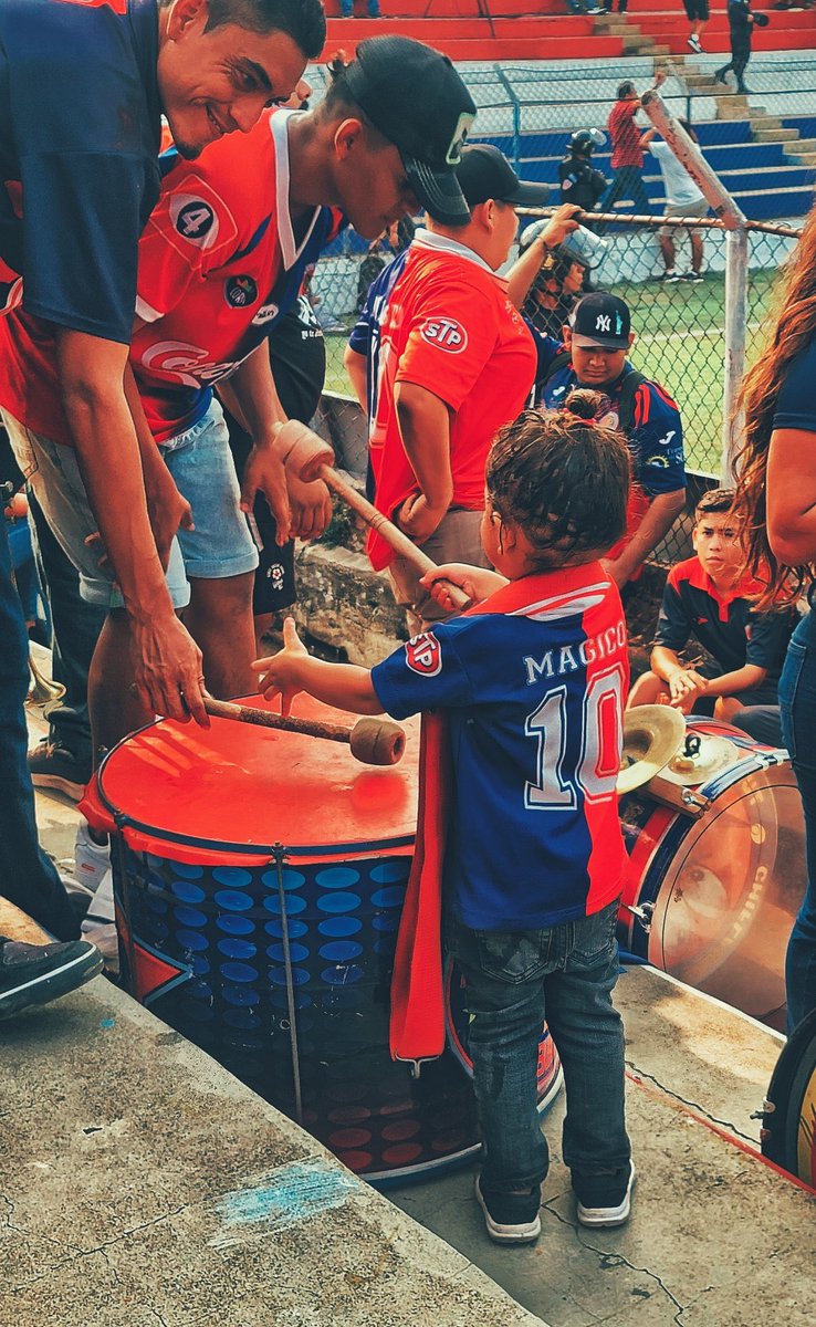FASPics's tweet photo. El nene ya es GRANDE desde su infancia! 😎🔴🔵🔥 https://t.co/3vgxSwBdwb