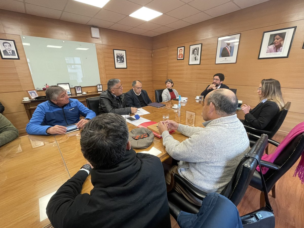 En reunión con el Subsecretario del Trabajo, @giorgioboccardob , abordamos a fondo la jornada laboral en los puertos 🚢. Estamos comprometidos con mejorar nuestras condiciones y asegurar un futuro laboral más justo y próspero. 💪 👷👷‍♀️ #TrabajadoresPortuarios #Cotraporchi