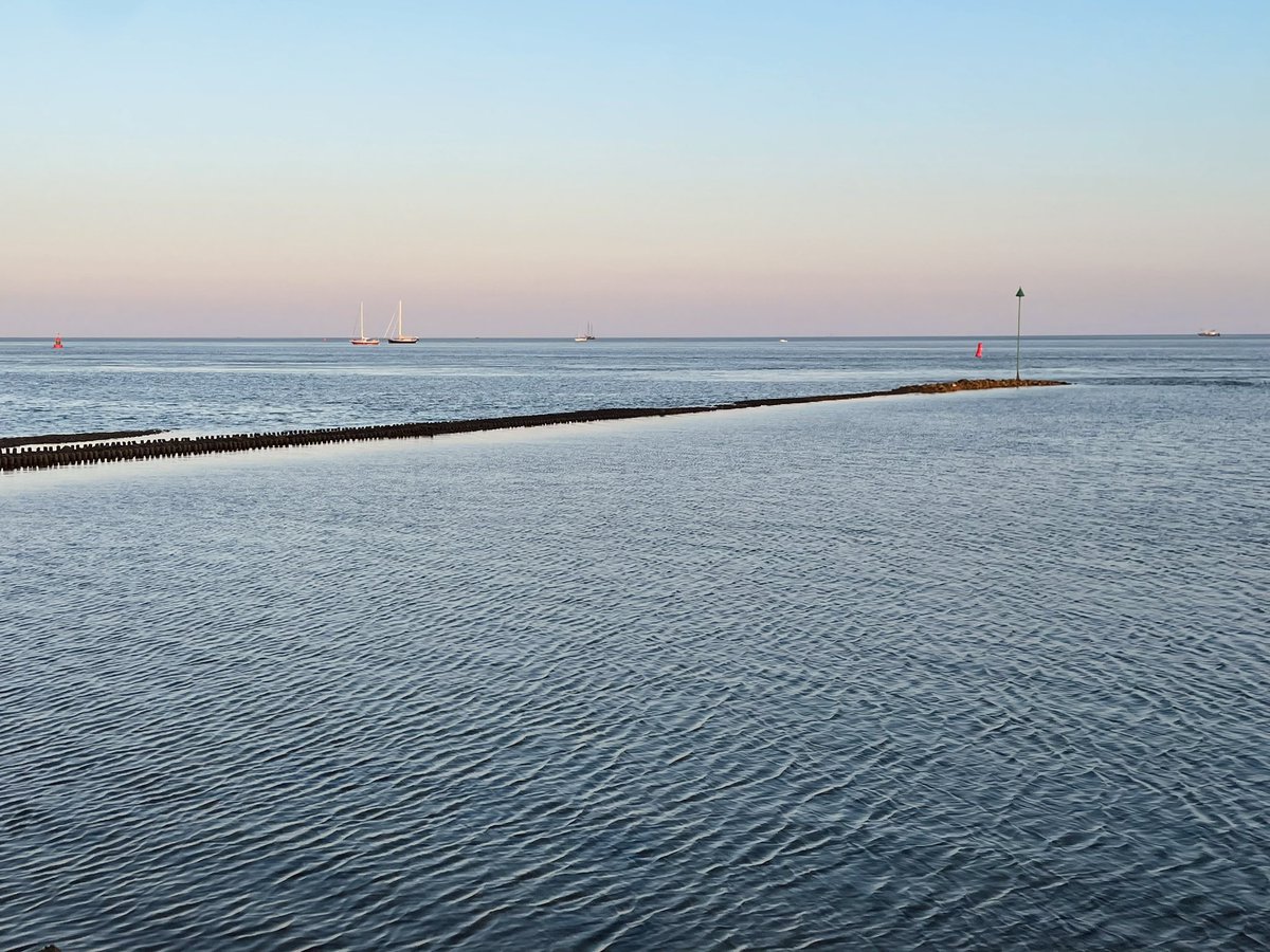 hierendaar's tweet photo. Het is even wandelen maar dan heb je ook wad 🙃 @vlieland #waddenzee #shortholiday #landscapes #landscapephotography #naturephoto #NaturePhotograhpy #wad https://t.co/Hd4en8LLVo