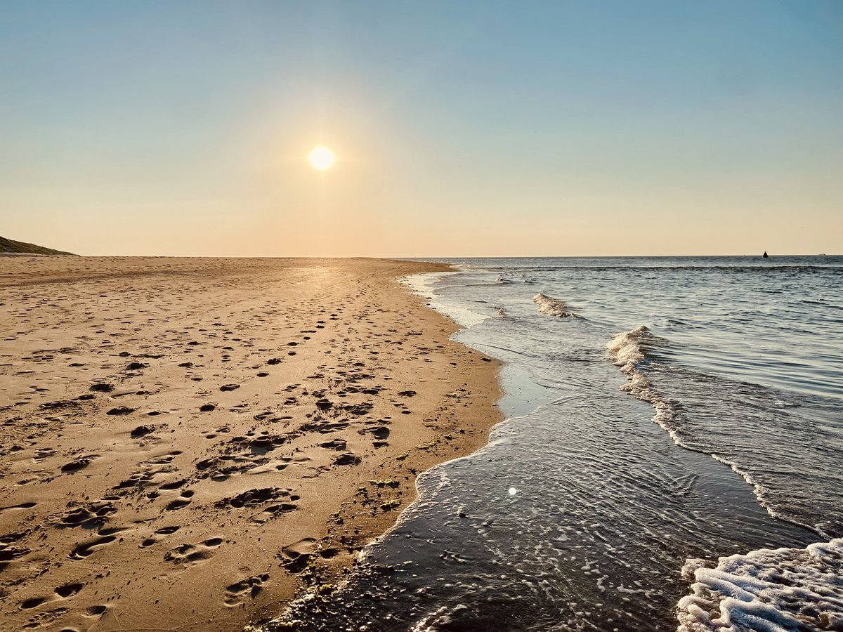 hierendaar's tweet photo. Het is even wandelen maar dan heb je ook wad 🙃 @vlieland #waddenzee #shortholiday #landscapes #landscapephotography #naturephoto #NaturePhotograhpy #wad https://t.co/Hd4en8LLVo